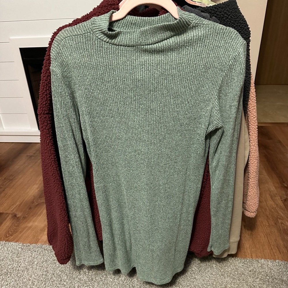 Fitted maternity sweater shirt